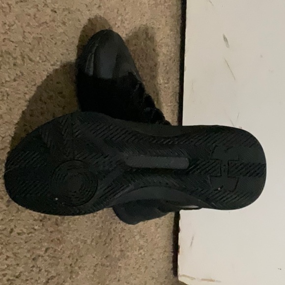 Curry 3s black on black like new no wear 9.5 out of 10 youth size 4.5 - Picture 3 of 4